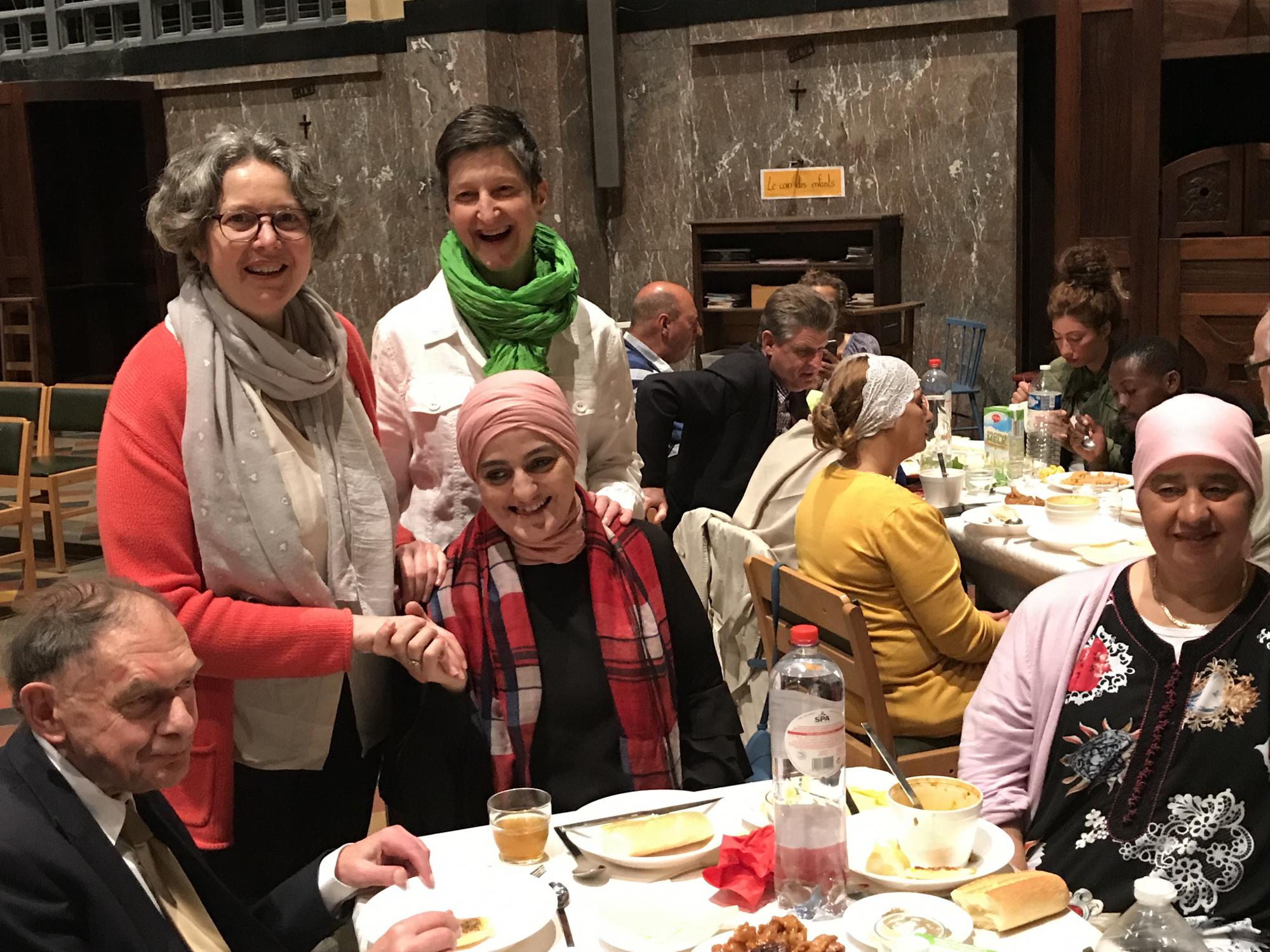 Van links naar rechts: zuster Anne Peyremont van de pastorale eenheid Kerkebeek, Rozemarijn Vanwijnsberghe van InTouch vzw en (zittend) Jamila Hamdaoui van Hope4Ever