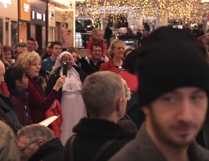 Flashmob van InTouch in W Shoppingcenter. 'Stille Nacht' verbreekt even de winkelgekte.