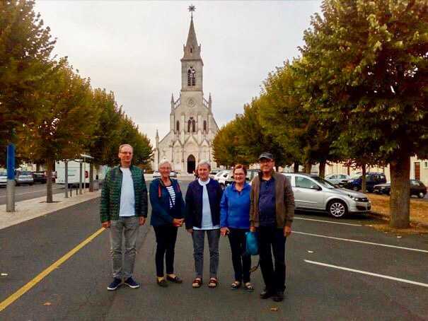 Jozef Bouwens bij de basiliek van het Heilig Hart in Issoudun met enkele pelgrims van de Open Hartbeweging.