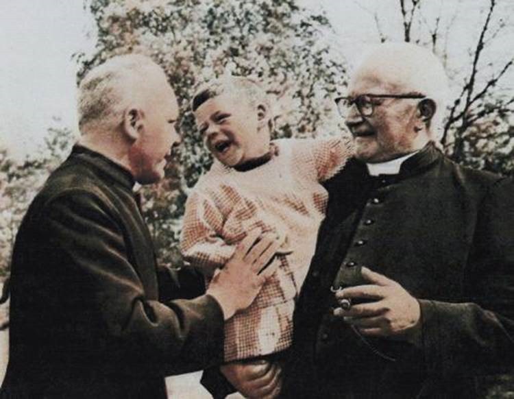 Ivo Cornelis (met kind op de arm) en priester Jan Van Kerckhoven, die zelf op zijn 14de in het jongenstehuis terechtkwam.