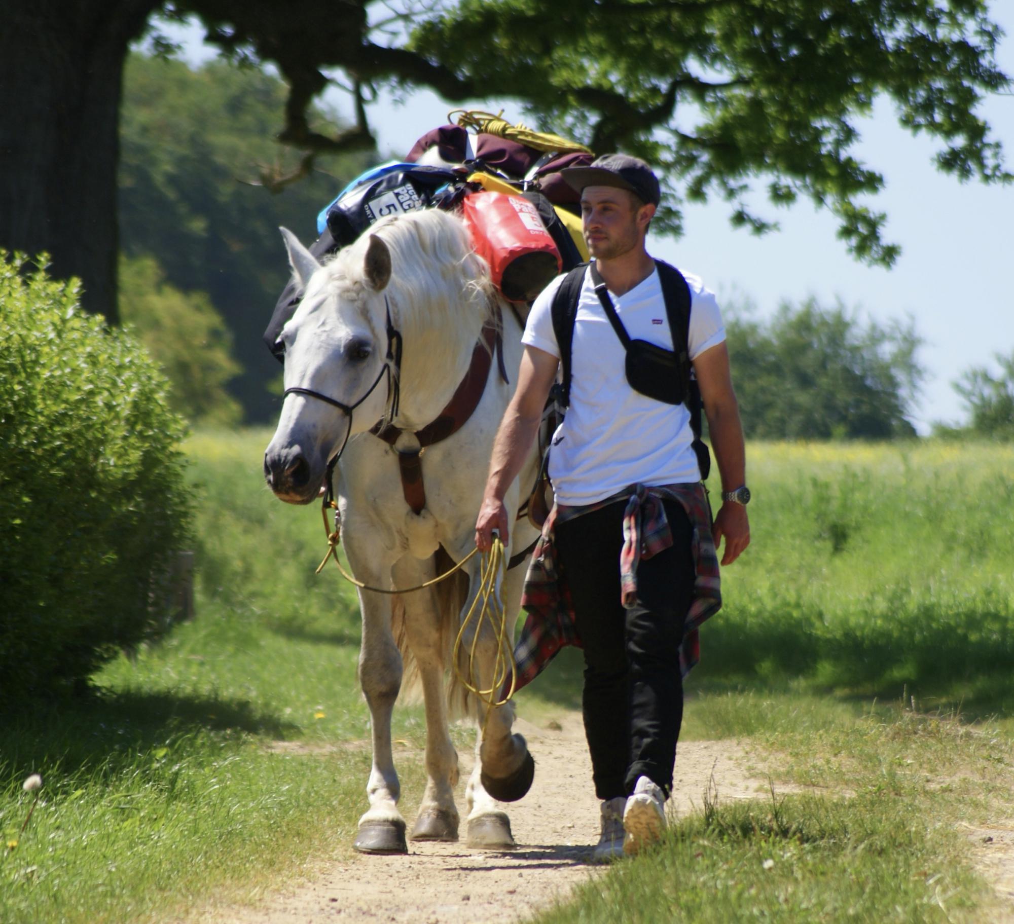 Jason Wauters en Aquila op weg naar Compostela.