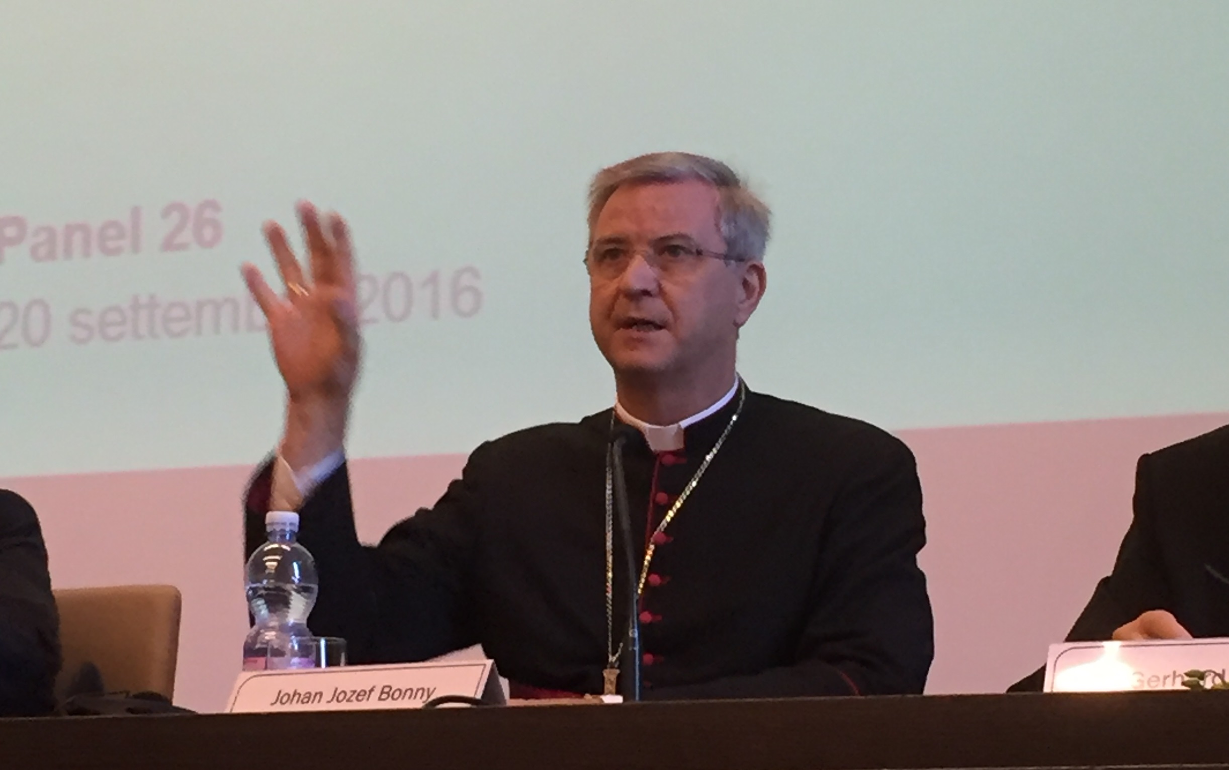 Mgr. Johan Bonny in een panel in Assisi. © Sant'Egidio