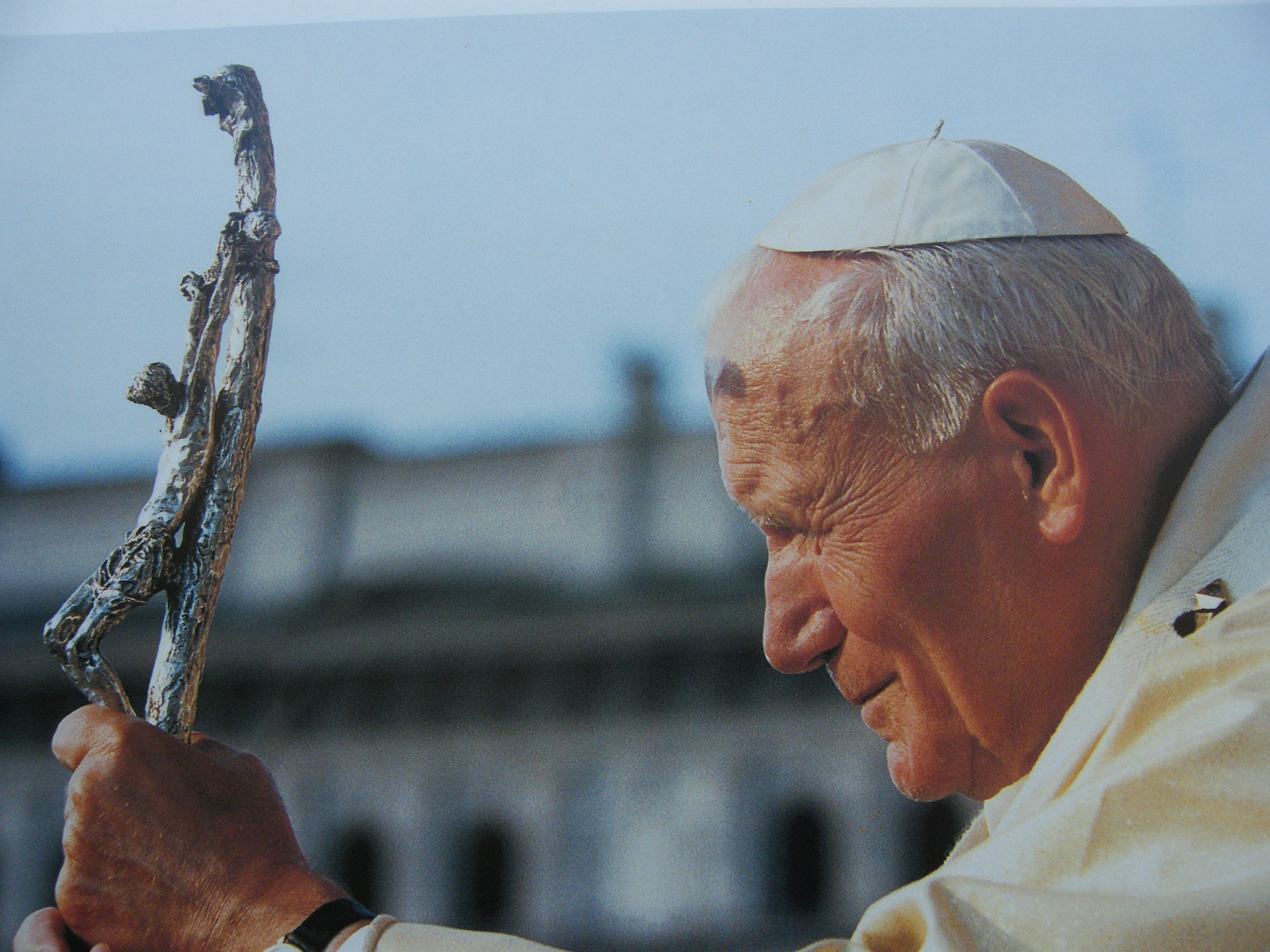 Joannes Paulus II zoals velen hem zullen herinneren. Op zijn ouderdom kon hij nog altijd pretoogjes hebben, vooral wanneer hij onder jongeren was.