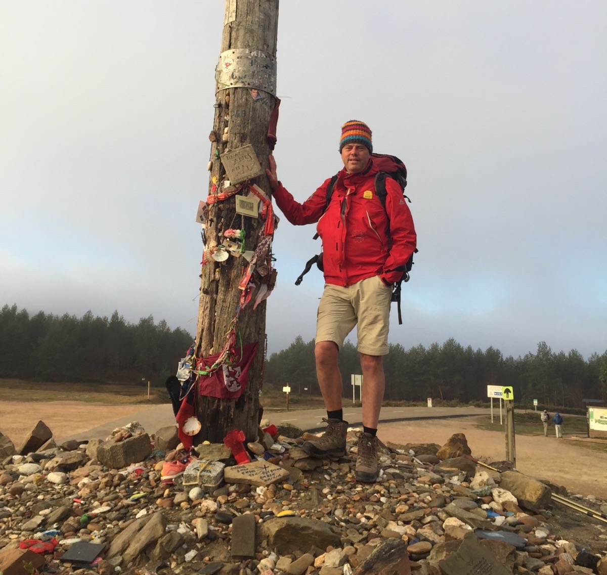 Joost Callens aan Cruz de Ferro, onderweg naar Santiago de Compostela.