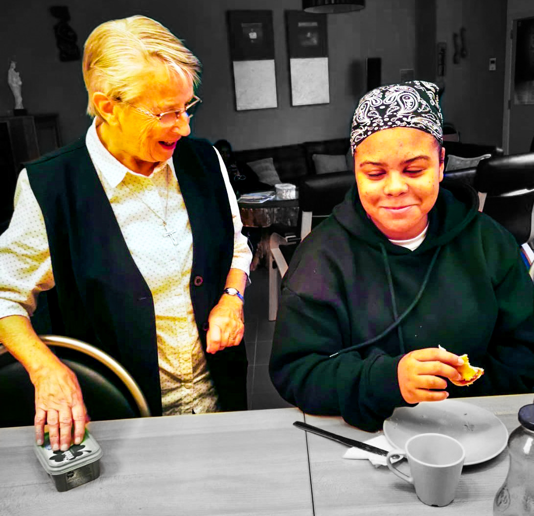 Zuster van Don Bosco Josette Bollen (links).