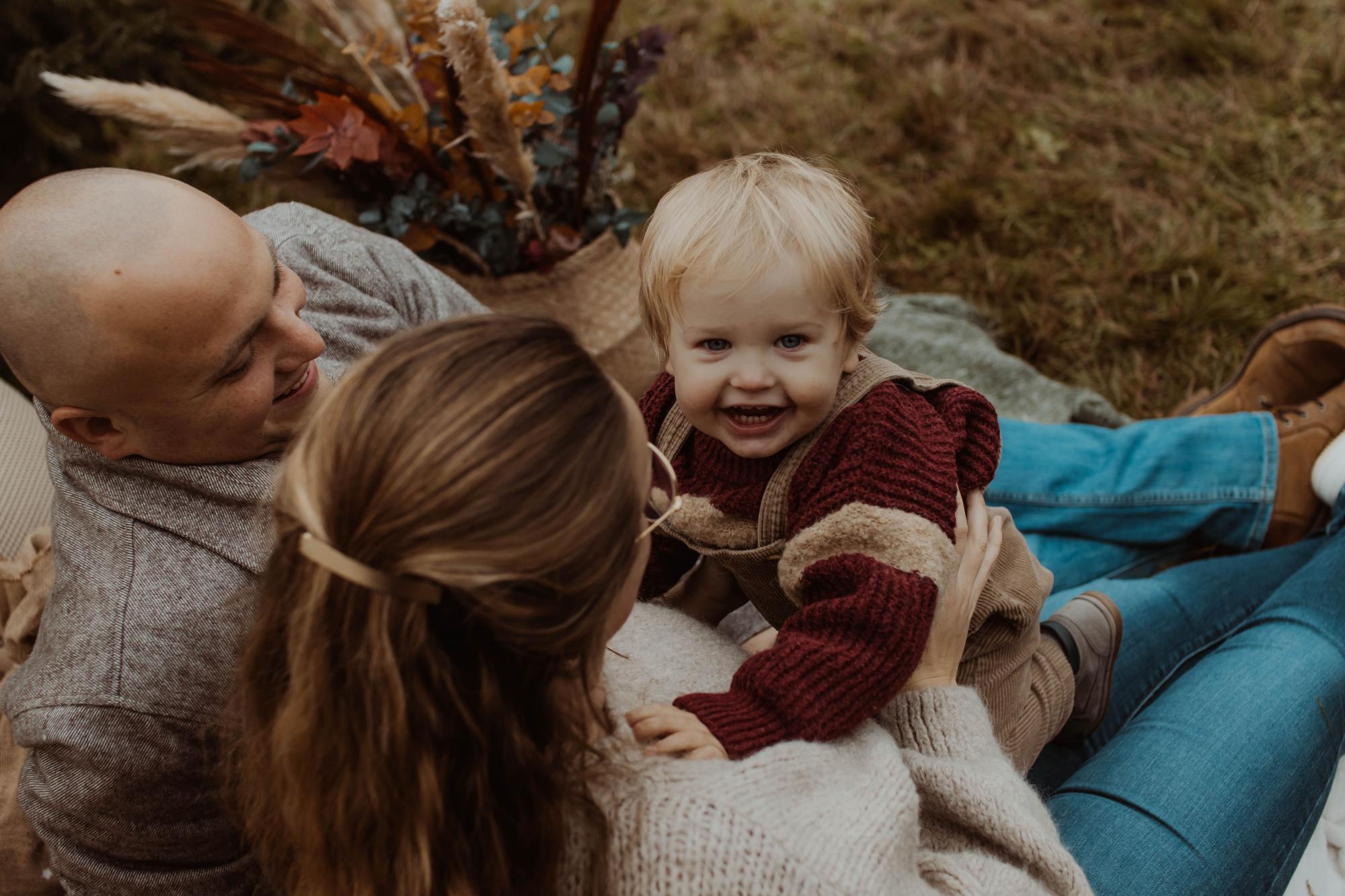 Mads met zijn ouders. Judith: 'Als ik hem terechtwijs, noem ik hem streng 'Matteüs'.