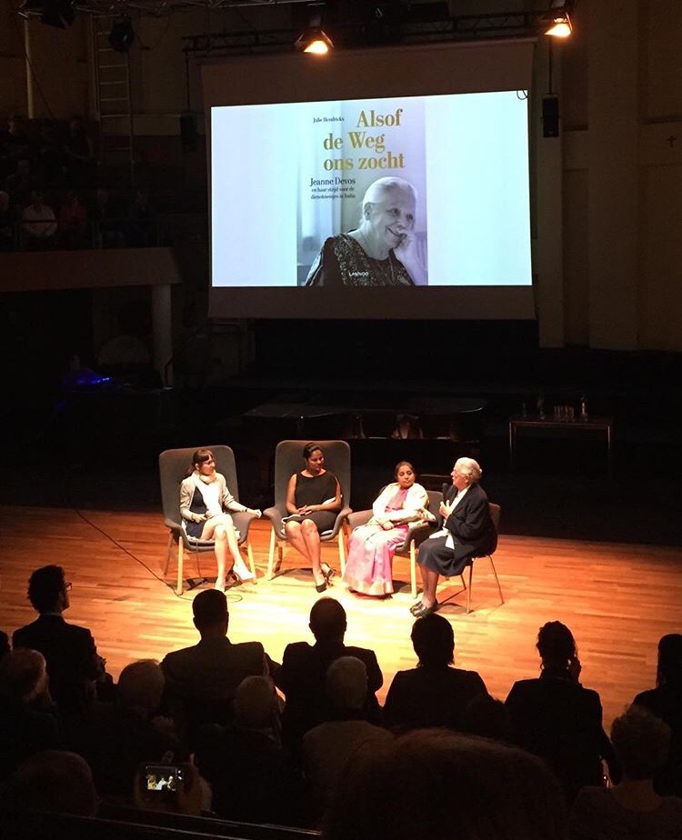 Julie Hendrickx en Jeanne Devos bij de boekvoorstelling van 'Alsof de Weg ons zocht'.