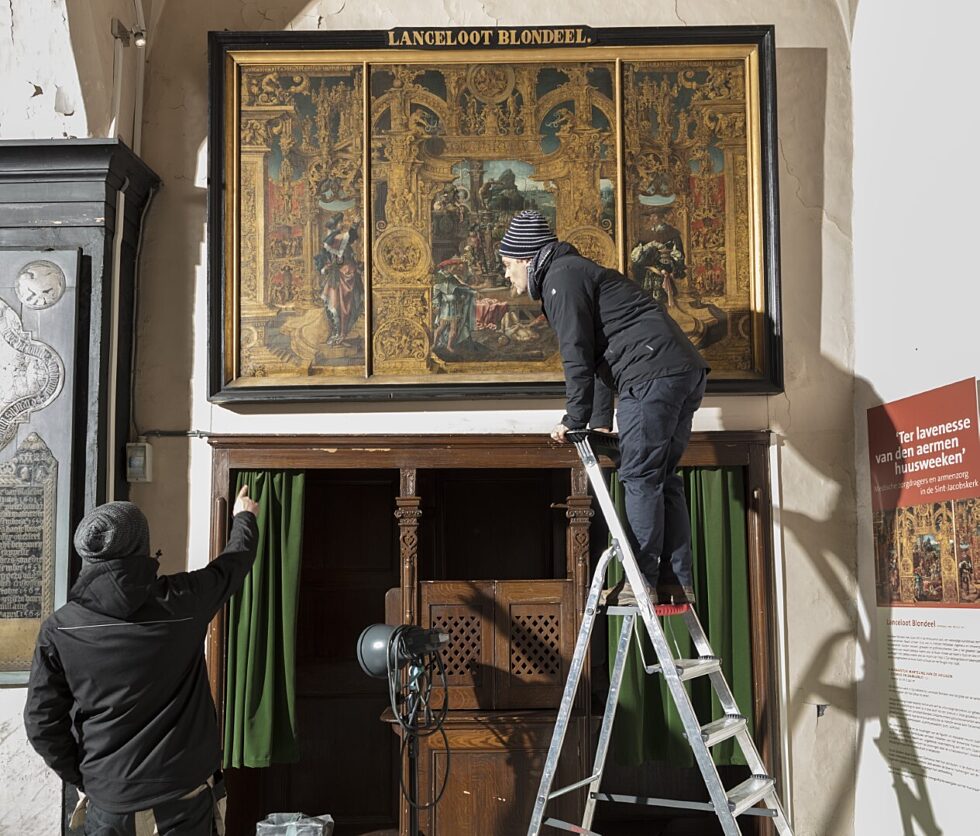 Het schilderij van de heiligen Cosmas en Damianus in de Sint-Jacobskerk in Brugge is dringend aan restauratie toe.