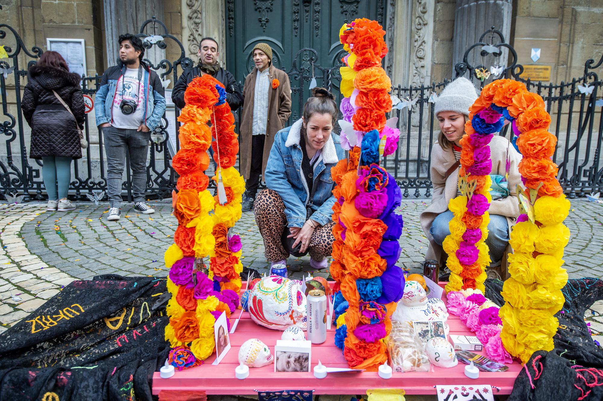 Kleurrijke altaren herinneren aan mensen die stierven aan de gevolgen van een leven op straat.