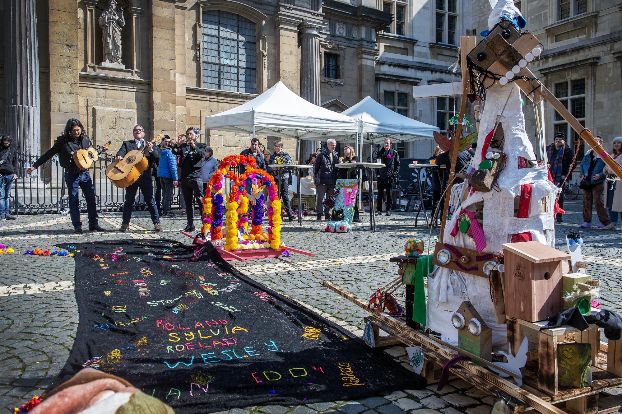 De anonieme straatdoden kregen tijdens de herdenking letterlijk en figuurlijk een naam.