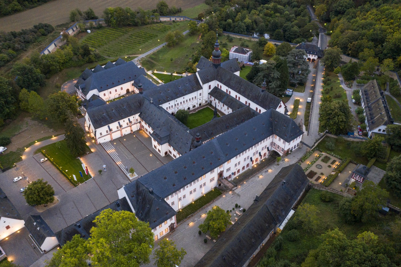 Een luchtbeeld van Kloster Eberbach.