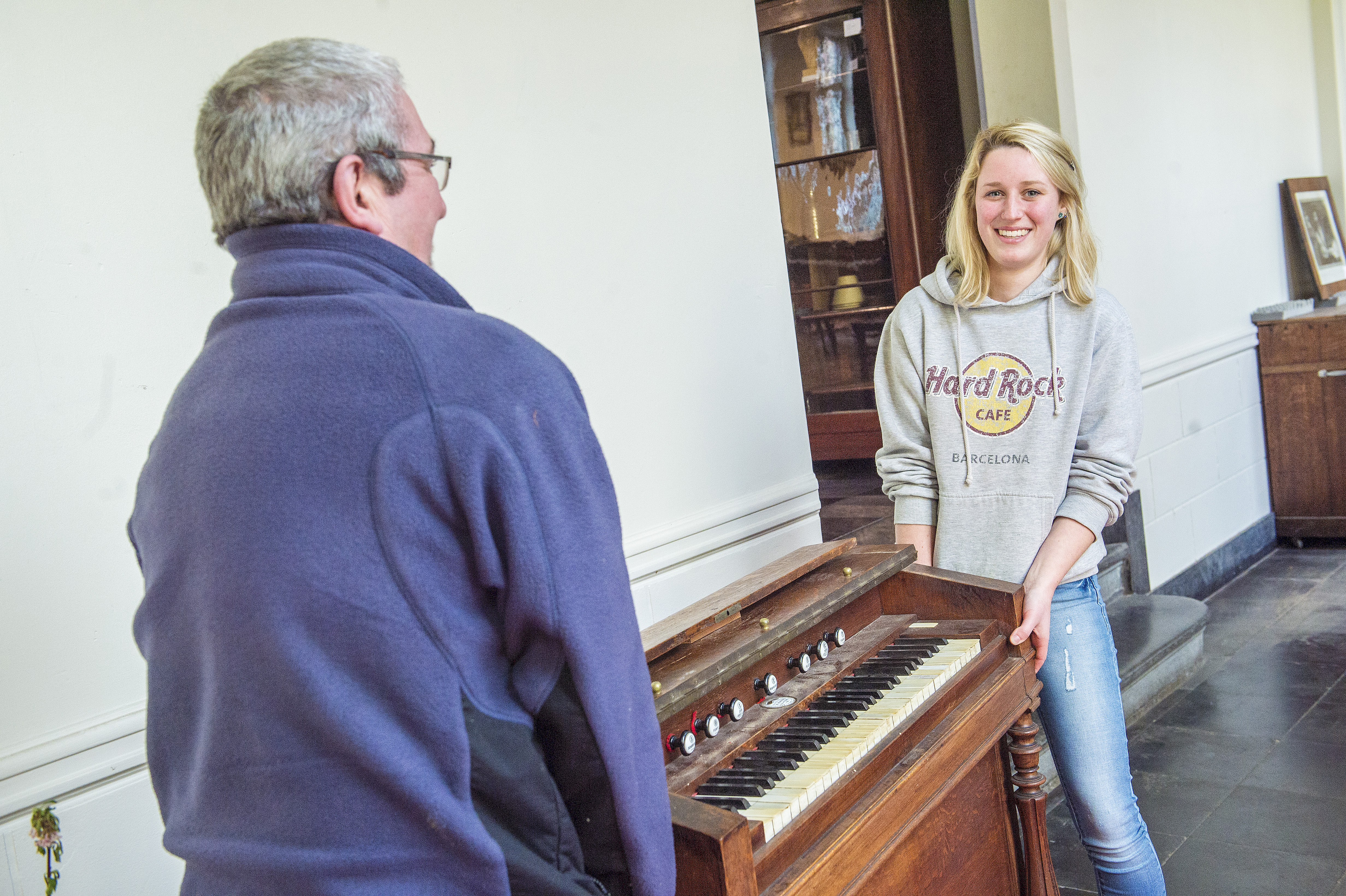 Elise koopt een harmonium om een stukje Bornem mee te nemen als ze verhuist.