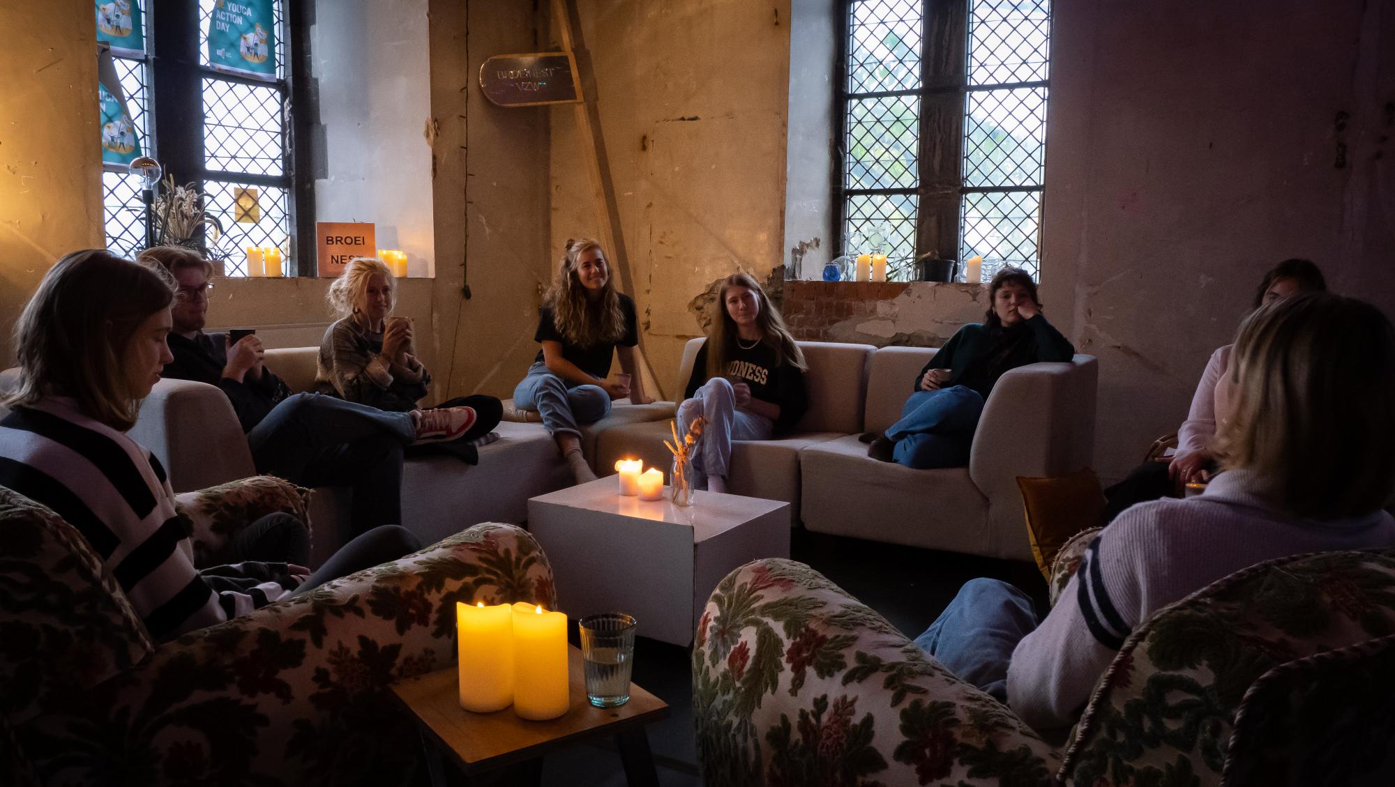 De gesprekken vinden plaats in een huiselijke omgeving, bij kaarslicht, en met zachte muziek op de achtergrond.