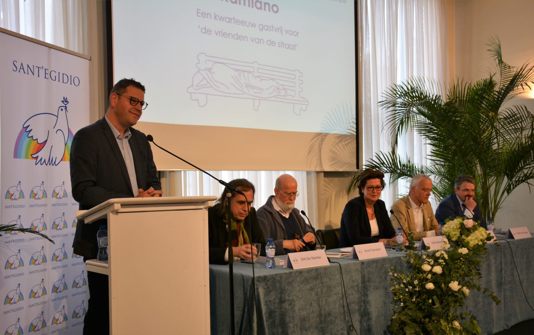 De Antwerpse schepen Tom Meeus, psychiater Dirk De Wachter, benedictijn Benoît Standaert, Sant'Egidio-voorzitster Hilde Kieboom, UA-rector Herman Van Goethem en federaal procureur Frédéric Van Leeuw