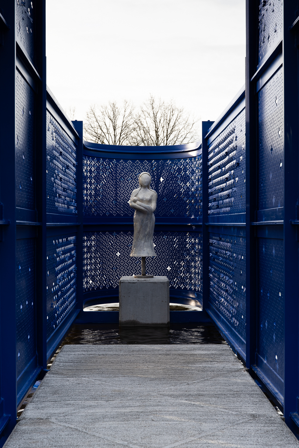 In de kapel is plaats voor 1 à 2 personen. Het Mariabeeld staat zo'n anderhalve meter ver in het water.