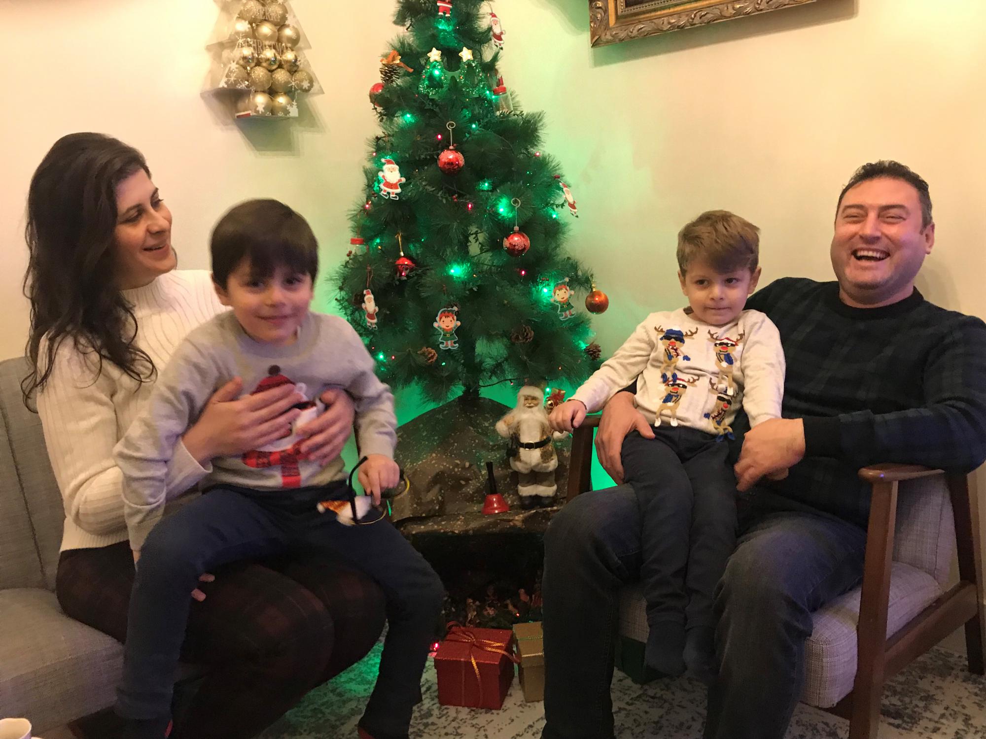 Katia en Rakan met Micheal en Rafael met het kerststalletje tussen hen in