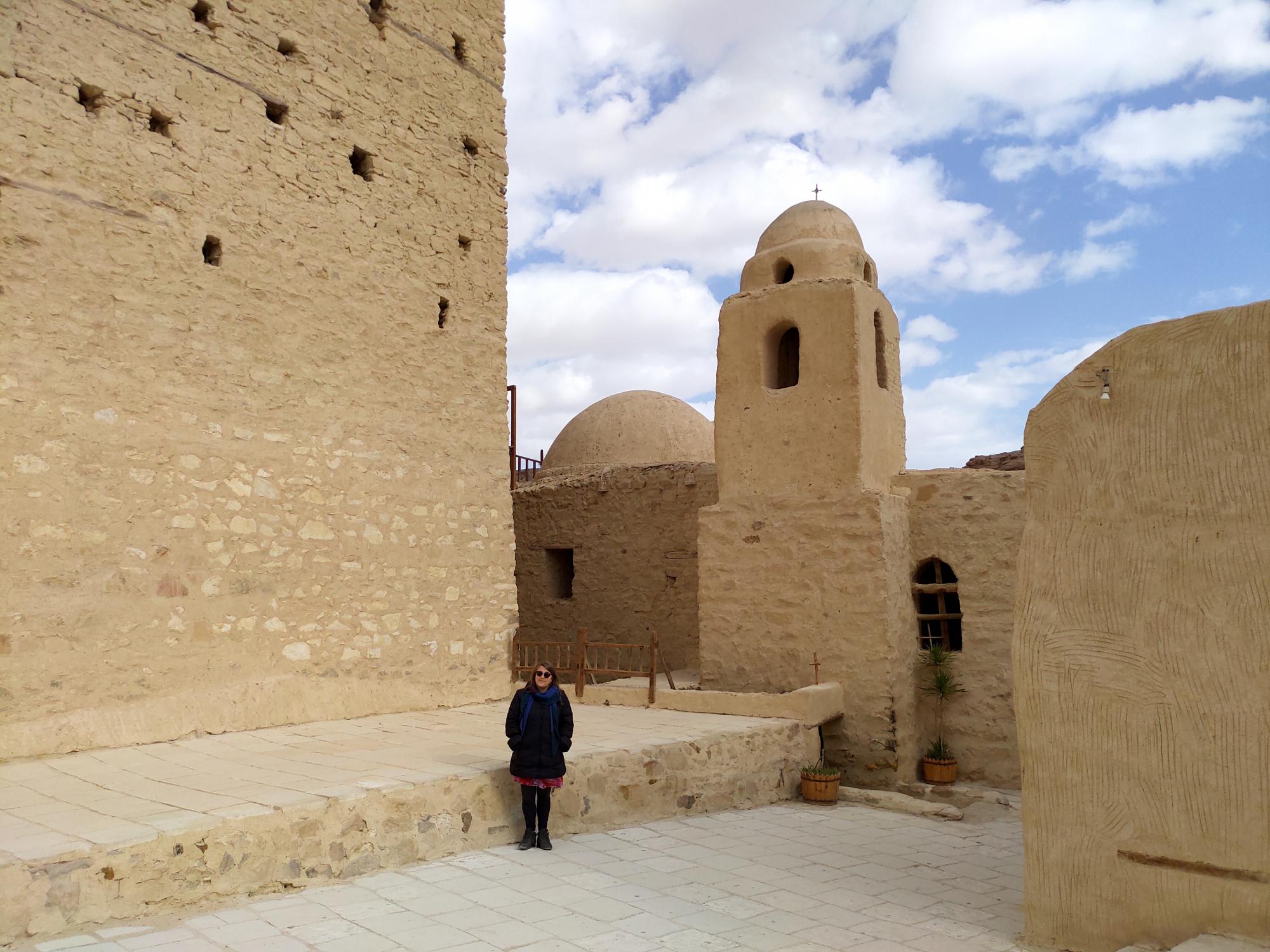 Babs Mertens voor het klooster van de Heilige Paulus van Thebe in Egypte.
