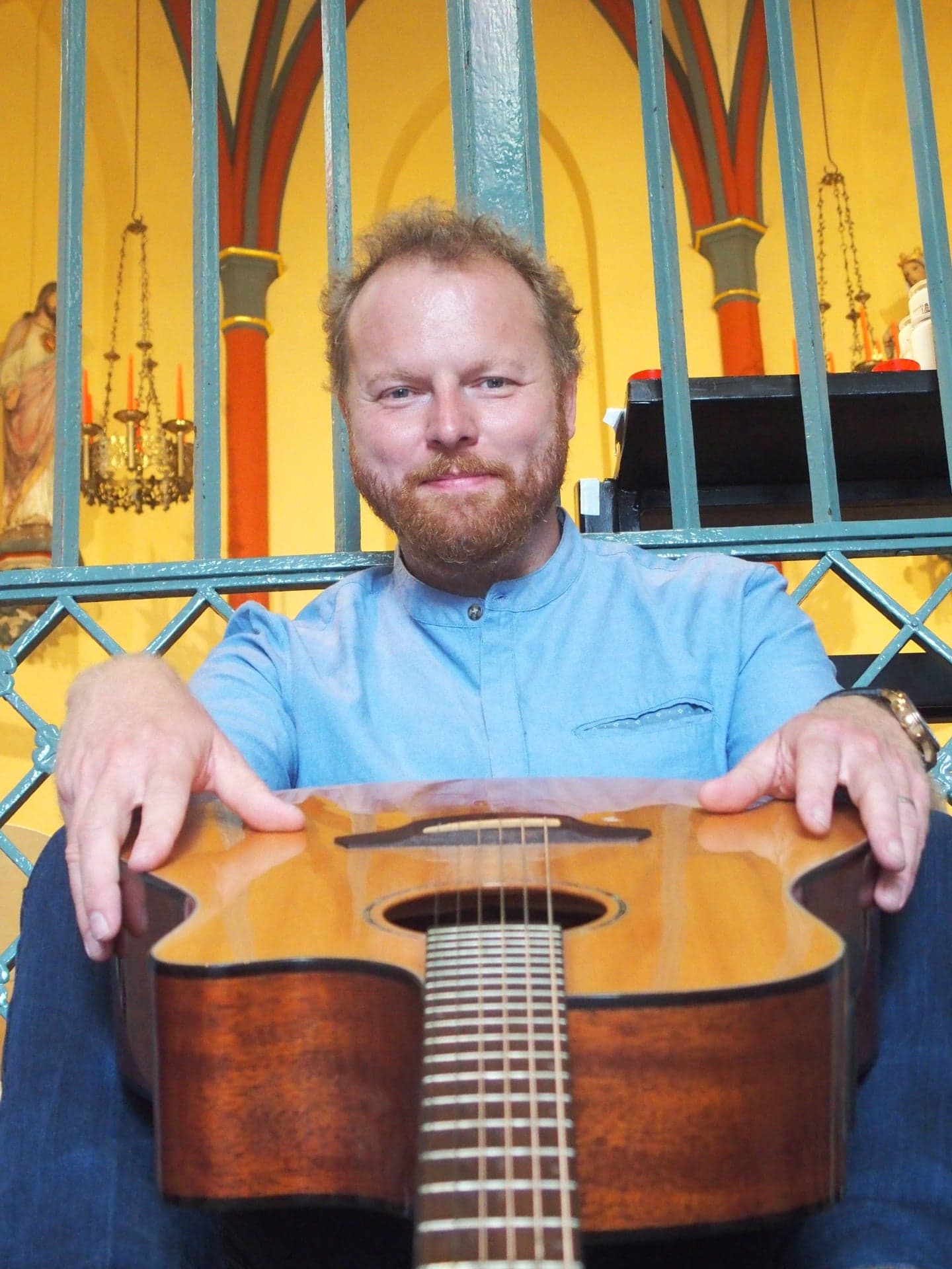 Koen Dewulf, komiek en zanger, schreef de show 'God en goed' speciaal voor kerkelijk publiek.