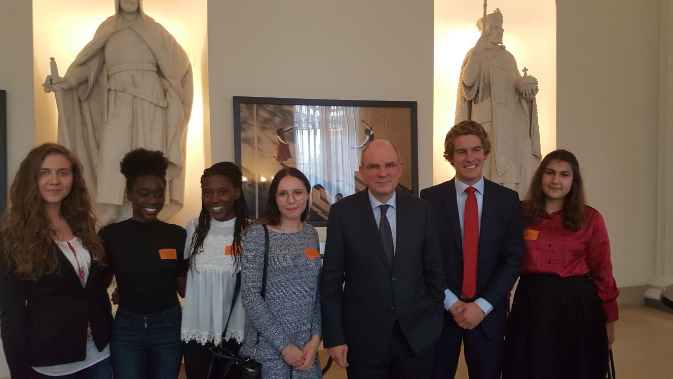 Aan het einde van het colloquium werd uitdrukkelijk aan de jongeren in de zaal het woord gegeven; minister van Justitie Koen Geens merkte terecht op dat het voor deze jongeren is dat we verplicht zijn te bouwen aan een vreedzamere wereld