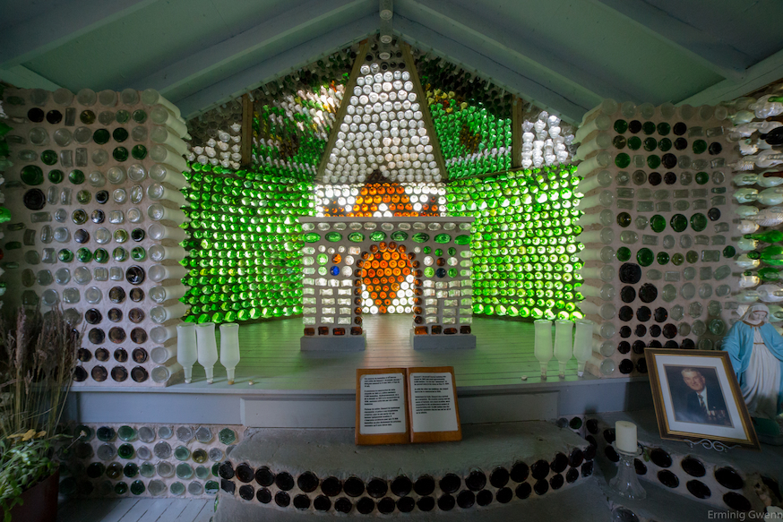 Voorbeeld van een kapel met flessenmuren: La chapelle des bouteilles, Île du Prince Edouard, Canada