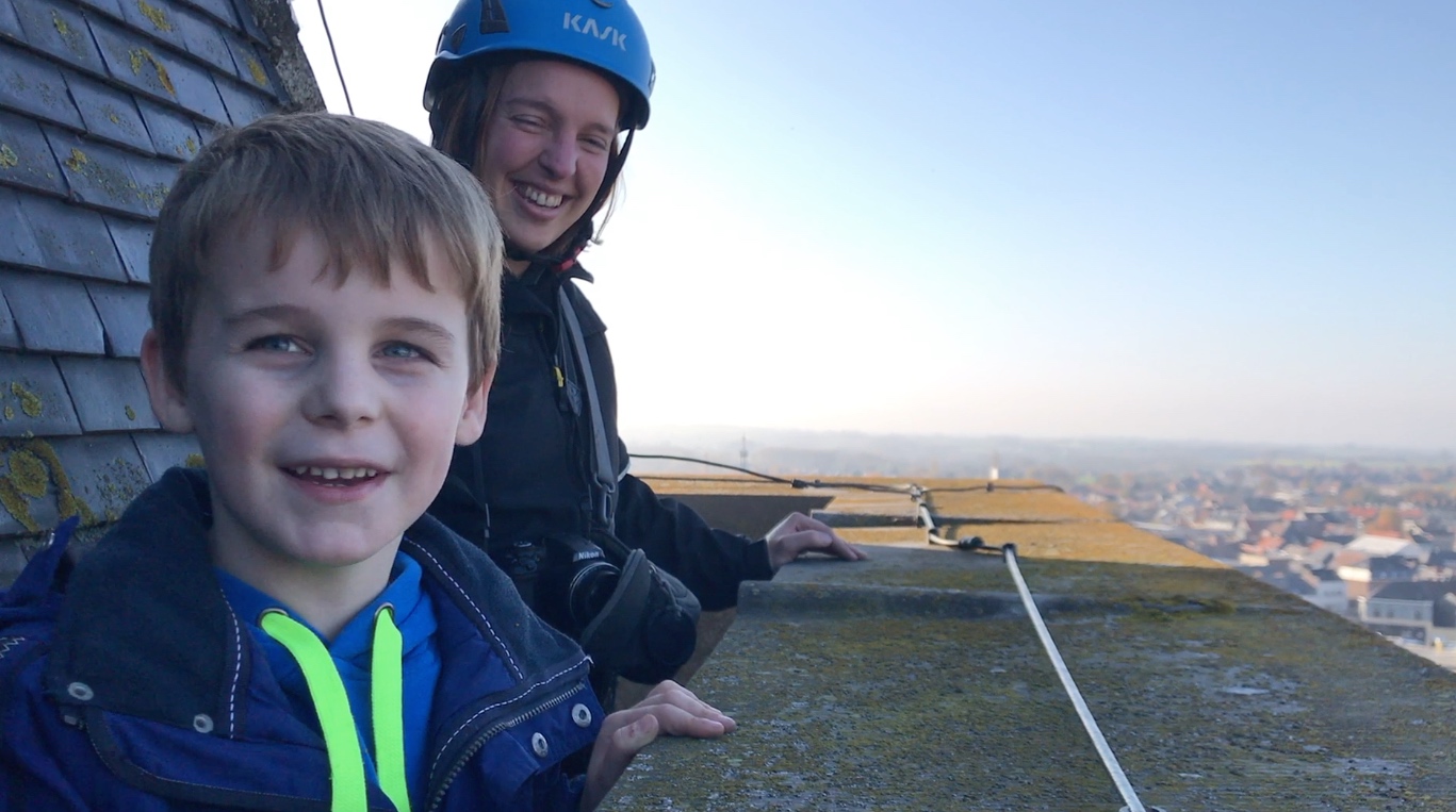 Lars Verhaevert op het dak van de Heilig Hartkerk in Bevegem (Zottegem).