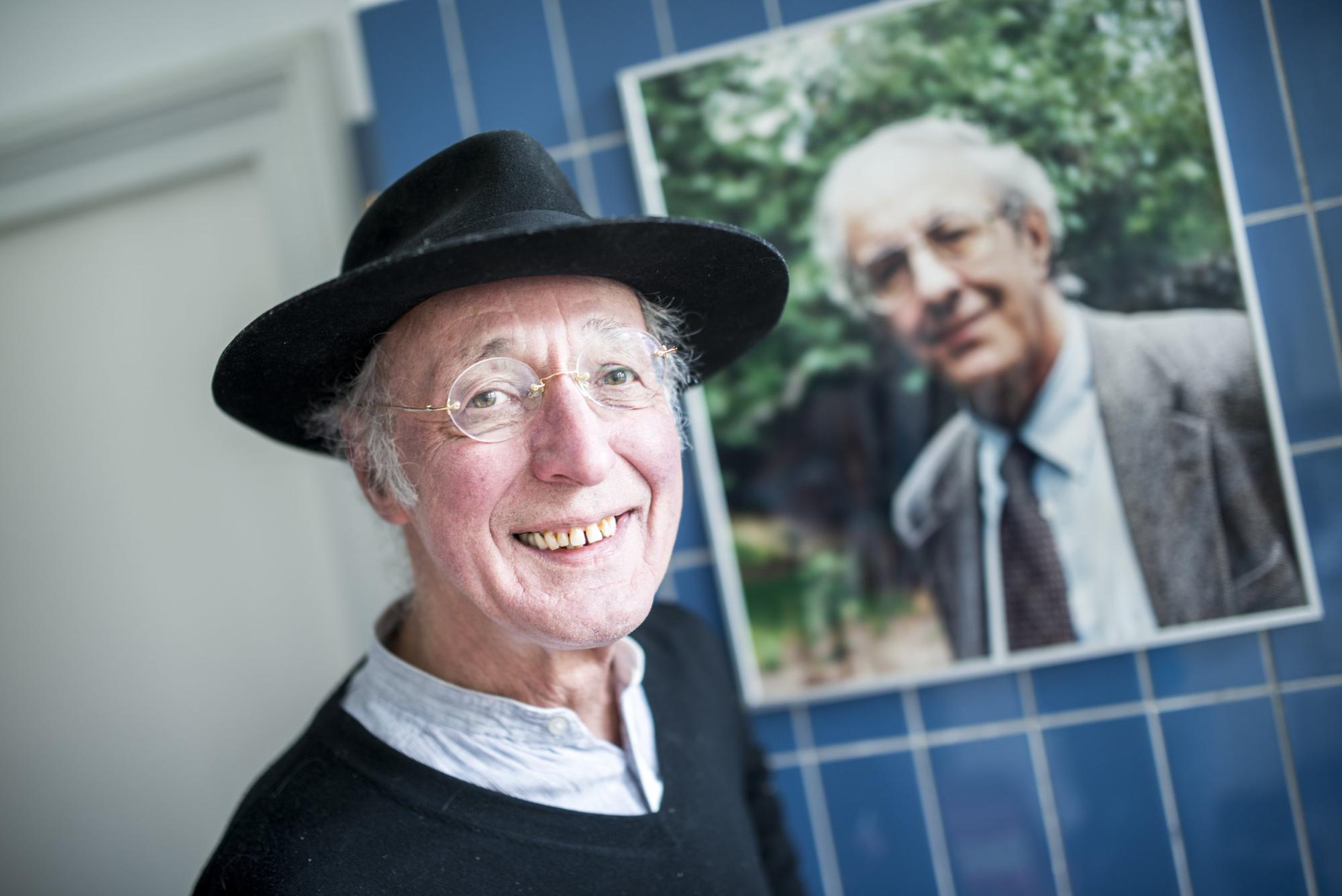 Laurent Nouwen bij het portret van zijn broer Henri.