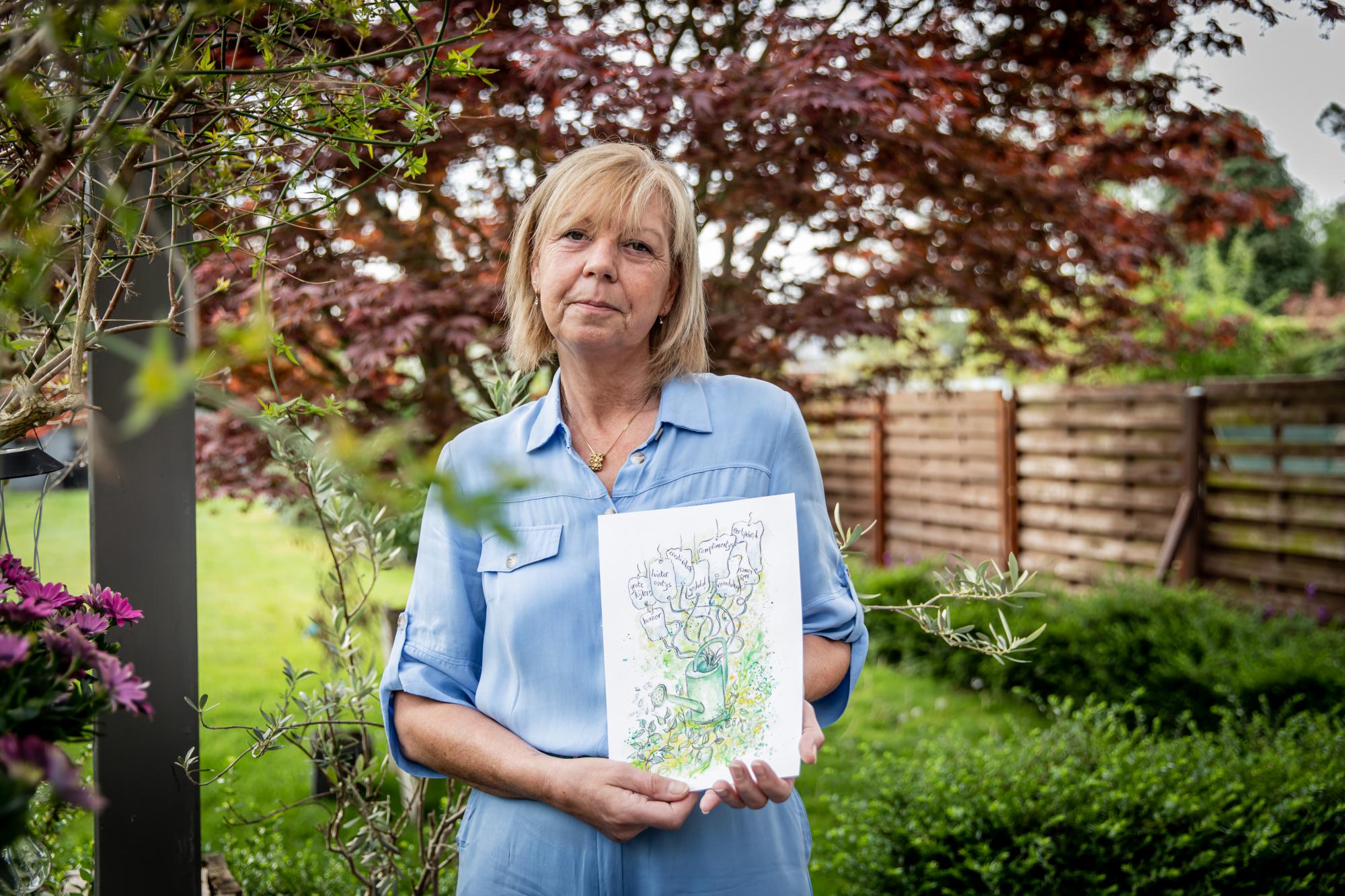 Juf Inge met haar boek. Er is volgens haar nood aan hulpmiddelen voor scholen om rouw en verlies bespreekbaar te maken.