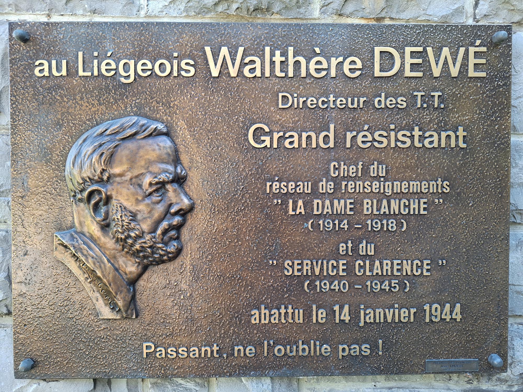 In de Rue Coupée in Luik herinnert deze gedenkplaat aan de inzet van Dewé.