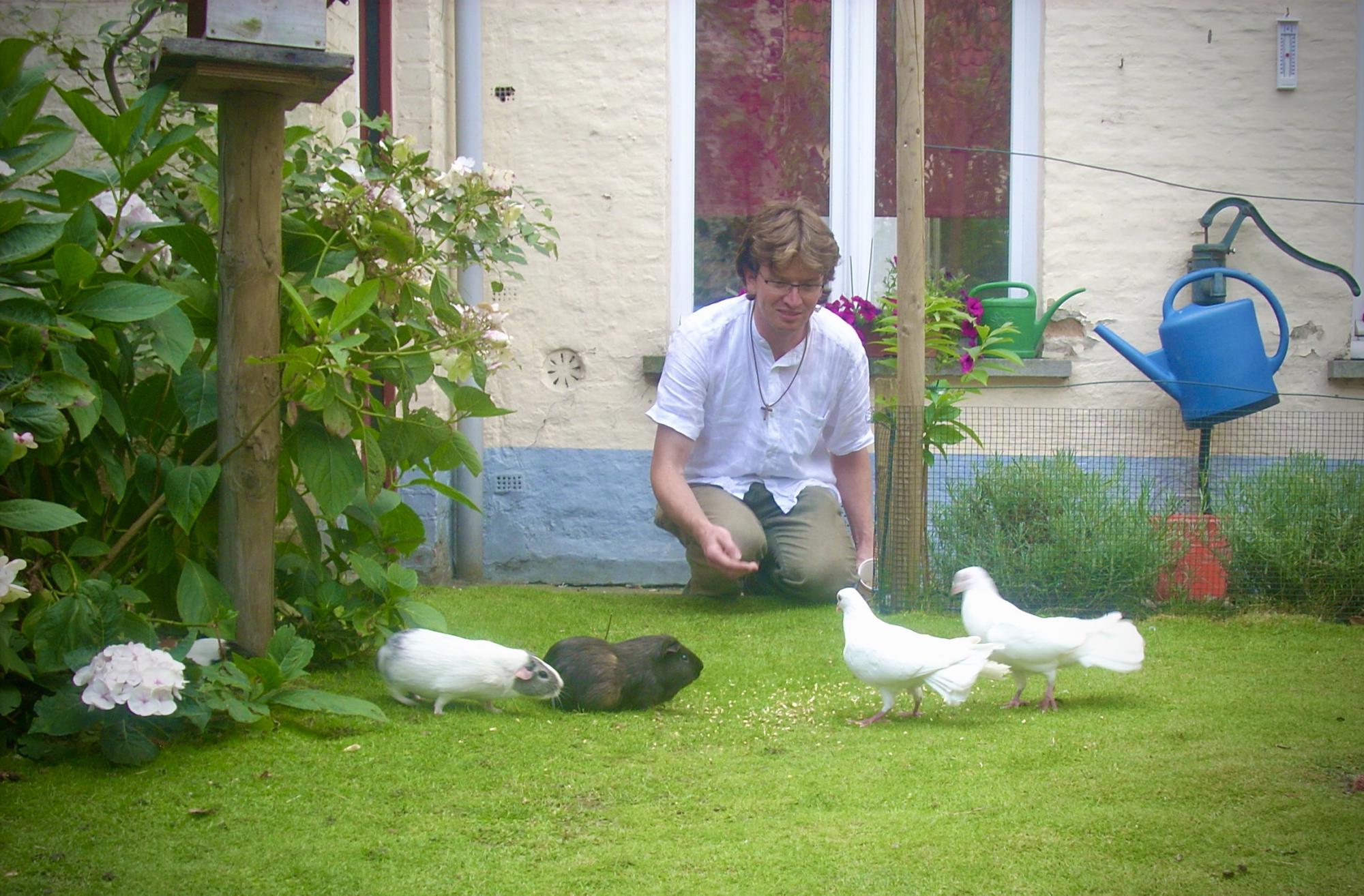 Lode Vandeputte bij zijn kippen, cavia's, konijnen en duiven.