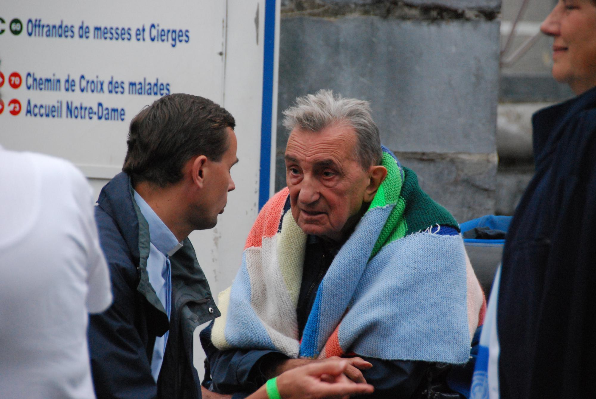 Luc Terlinden (links) in 2010 in Lourdes met de toen zorgbehoevende Émile Vandenbussche. Op latere leeftijd was hij blind. 