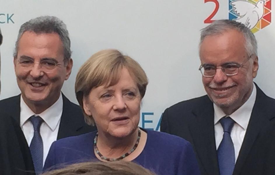 Bondskanselier Angela Merkel tussen Andrea Riccardi (rechts) en voorzitter Marco Impagliazzo (links) van Sant'Egidio