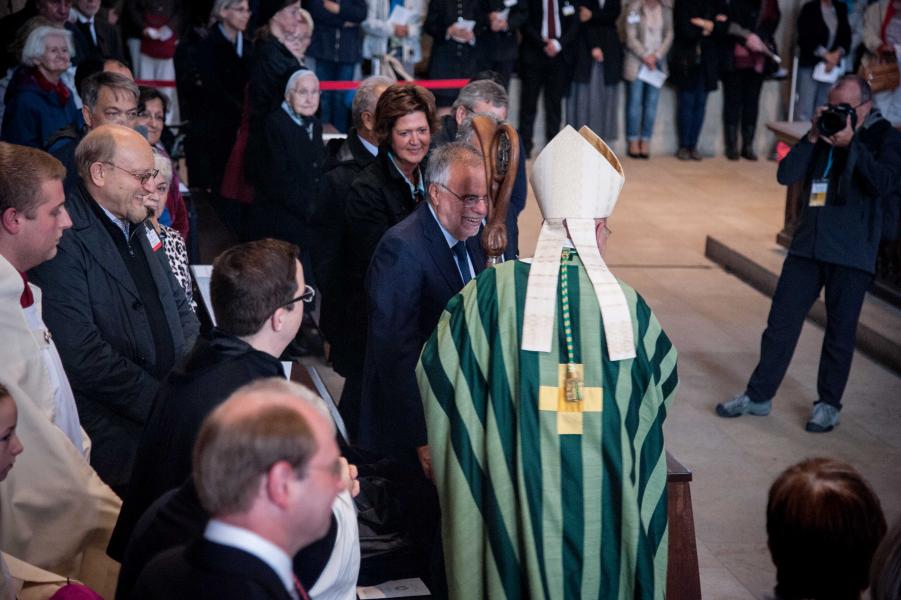 Mgr. Felix Genn, bisschop van Münster, begroet stichter Andrea Riccardi van de gemeenschap van Sant'Egidio, alsook ondervoorzitster Hilde Kieboom en (verborgen tussen beide) voorzitter Marco Impagliazzo