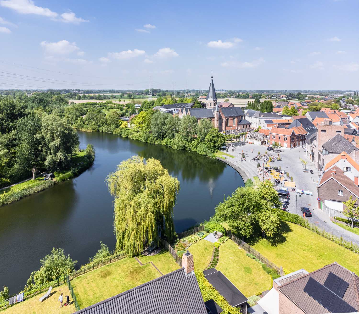 Rond de oude Leiearm - niet gedempt dankzij Roger Raveel - ligt de Machelenput. Van hier heb je een beschermd dorpsgezicht op de kerk.