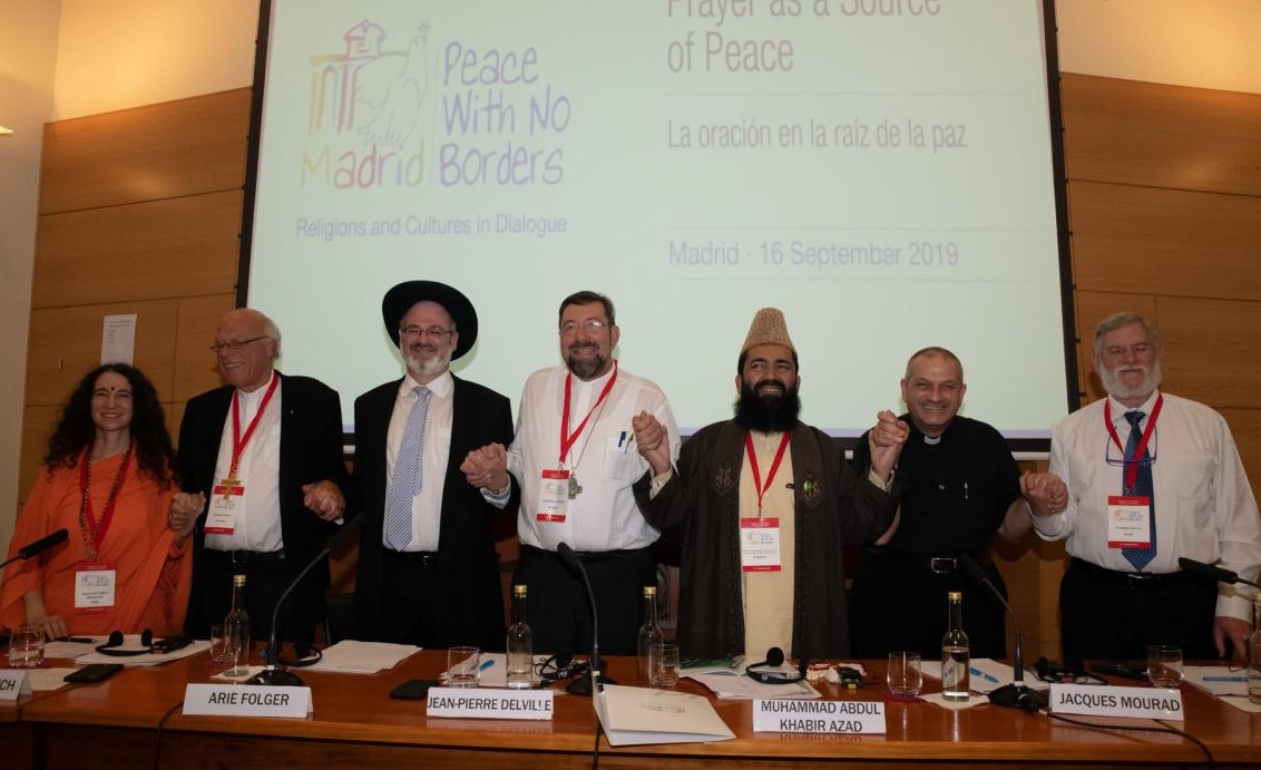 Mgr. Jean-Pierre Delville (midden) tijdens een panelgesprek in Madrid