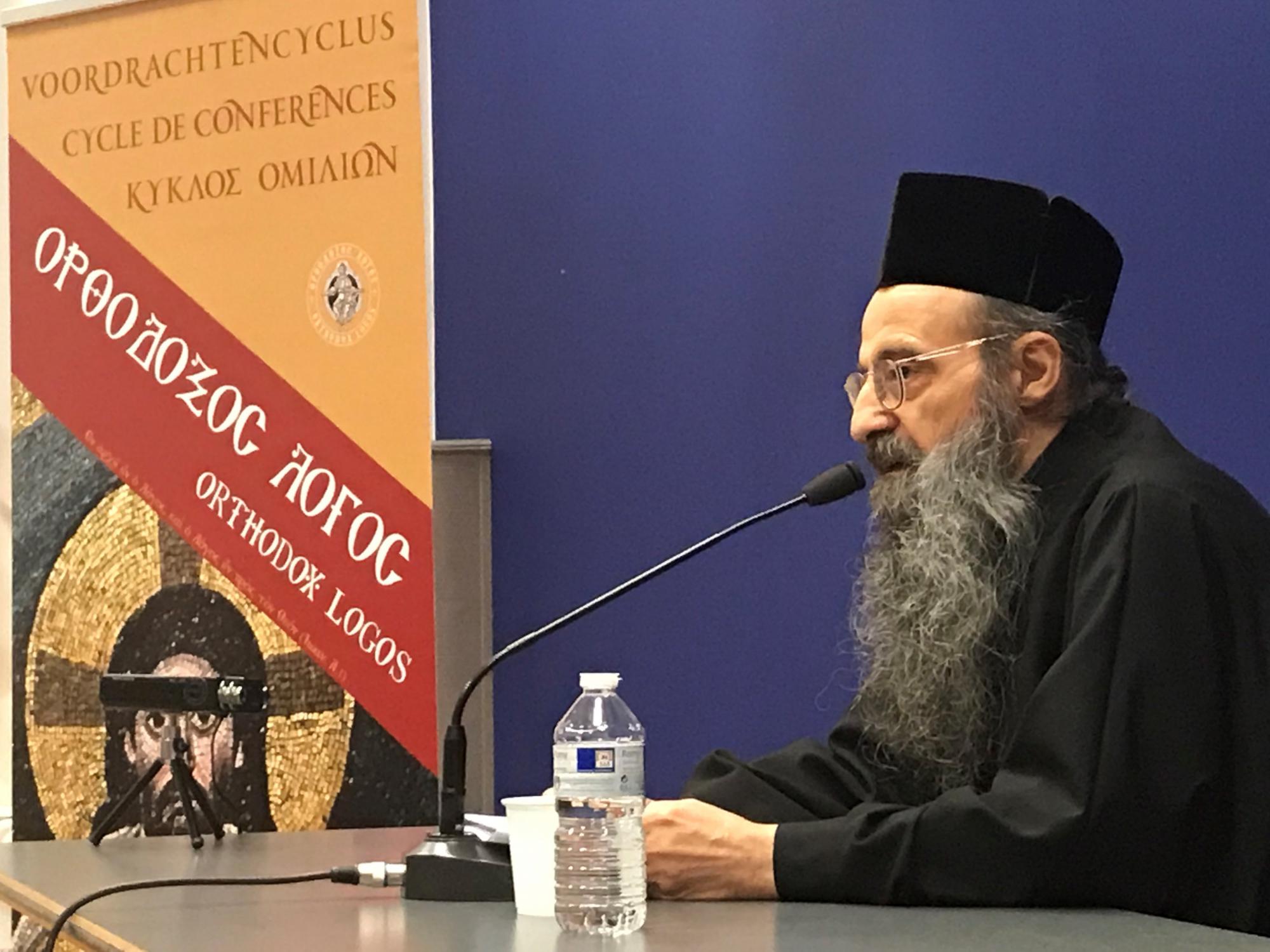 Priestermonnik Makarios van het Simonos Petraklooster tijdens de Orthodox Logosconferentie bij de Brusselse dominicanen