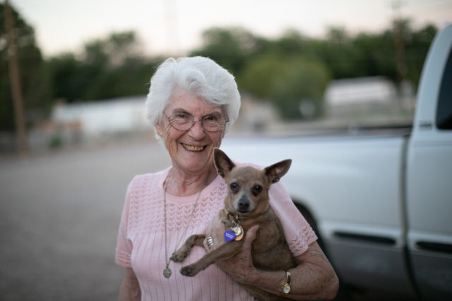 Zuster Marie-Paule Willem met haar hondje Clarita in New Mexico.