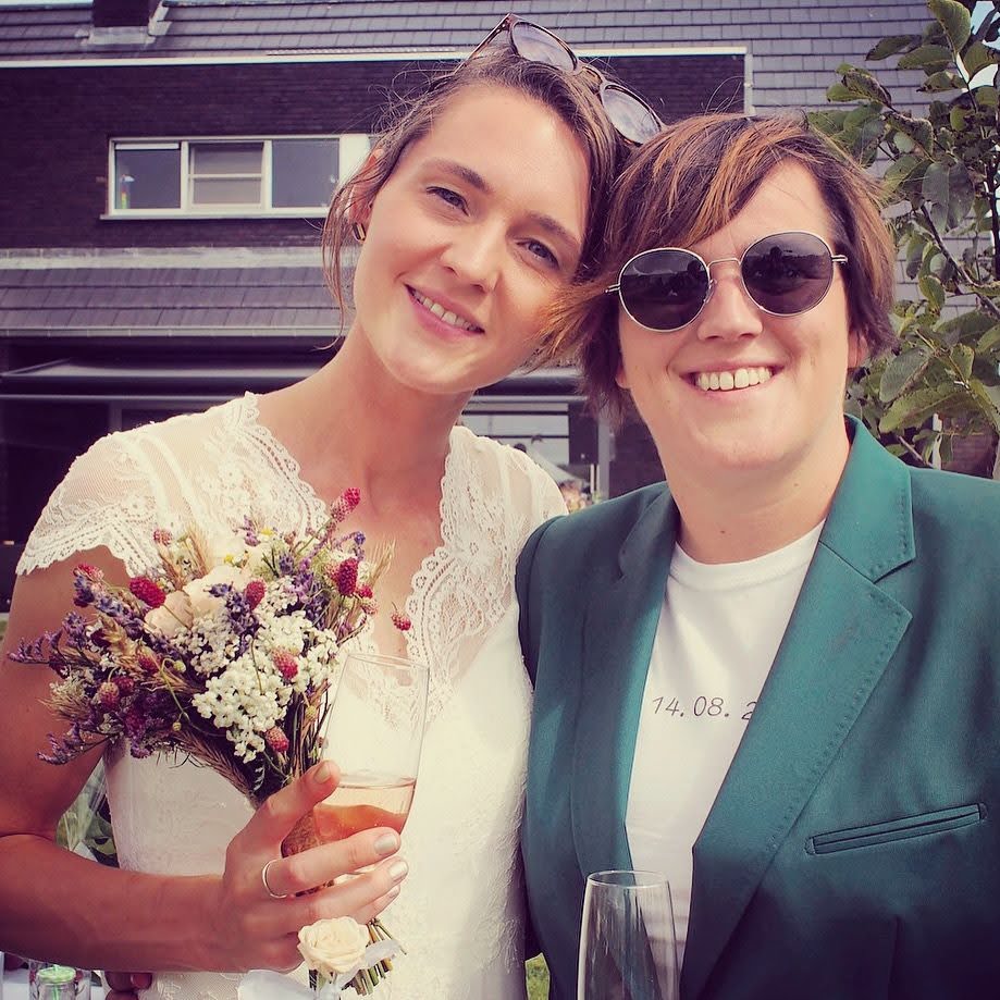 Marie-Julie Bosschem en Liesbeth Last (rechts) trouwden in 2021. Alleen voor de wet, want een stiekem ritueel in de kerk vonden ze hun relatie oneer aan doen. Voortaan kunnen lgbt-relaties ook in alle openheid in de kerk gevierd worden.