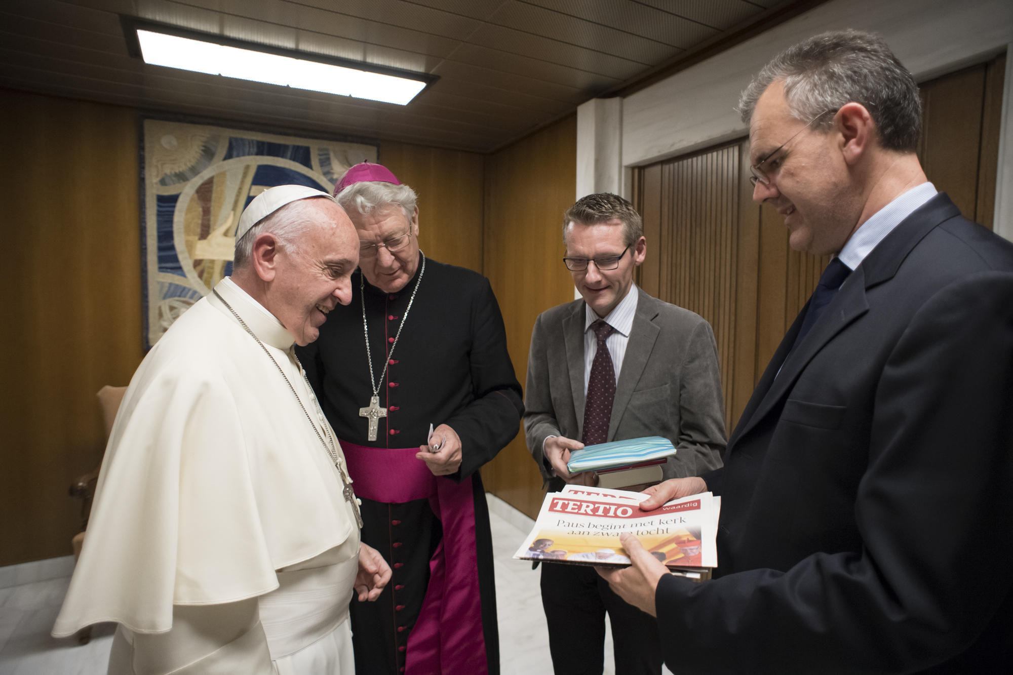 Paus Franciscus met bisschop Van Looy en de journalisten van Tertio: rechts hoofdredacteur Geert De Kerpel, links van hem redacteur Emmanuel Van Lierde.