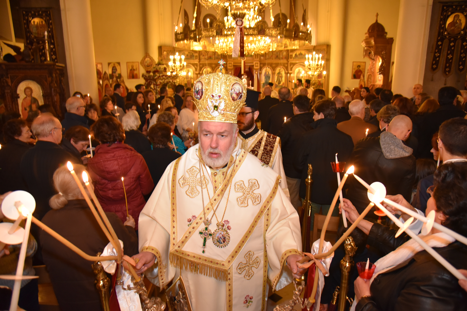 Mgr. Athenagoras Peckstadt bij het begin van een orthodoxe paasliturgie in de orthodoxe kathedraal van Brussel in precoronatijden