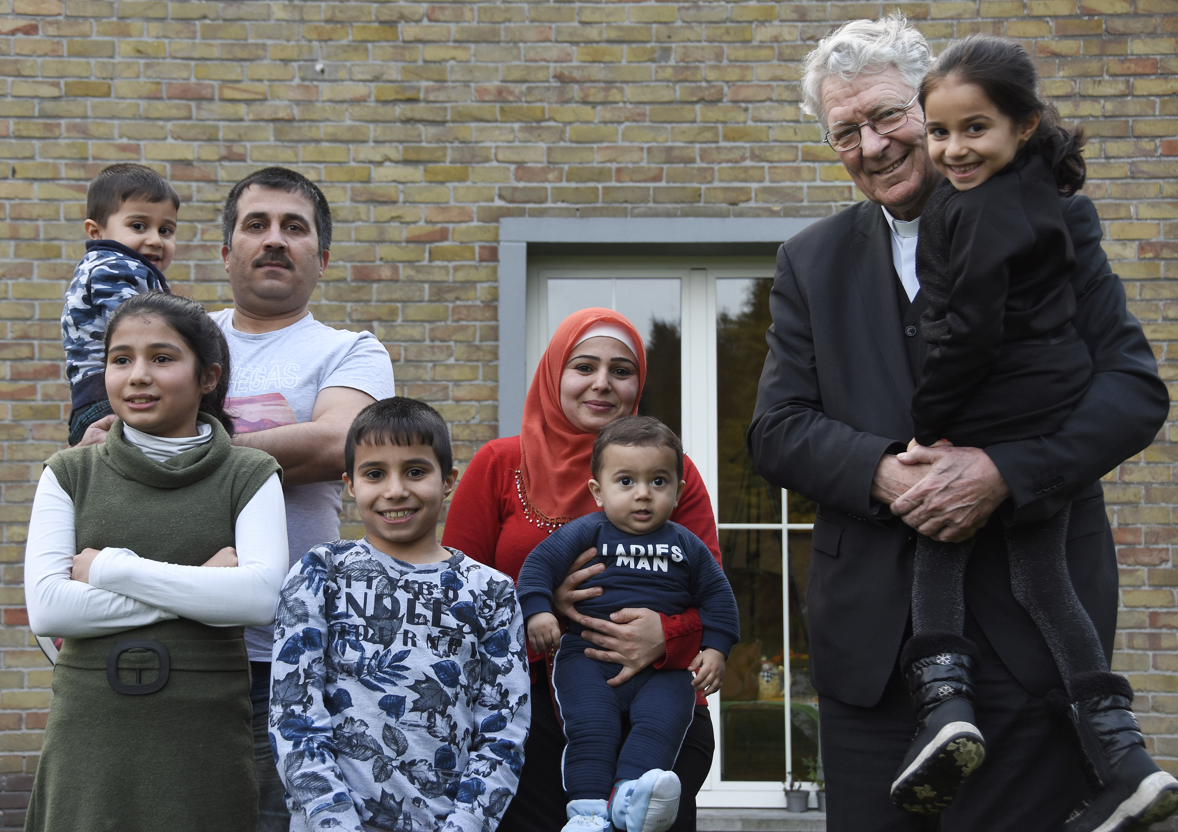 Mgr. Luc Van Looy op bezoek bij een Syrisch gezin in Bassevelde t.g.v. de Werelddag van de Migrant en de Vluchteling