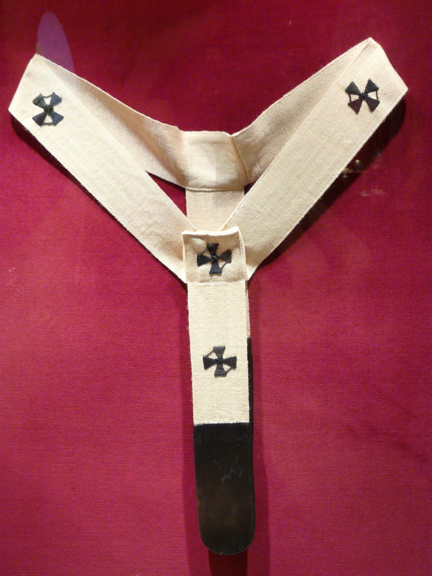 Een pallium is een witte, wollen band die over de schouders wordt gedragen.