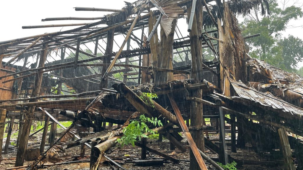 Het Myanmarese leger verwoest katholieke dorpen en stuurt 100.000 bewoners op de vlucht in het regenseizoen