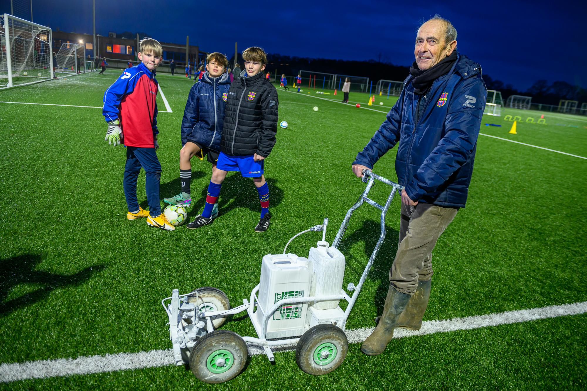 Herman Vercammen (80) zorgt ervoor dat de jeugdspelers van FC Bevel kunnen voetballen.