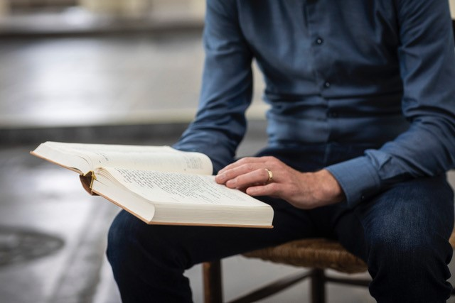 De Nieuwe Bijbelvertaling, de meest gebruikte Bijbel in protestantse kerken, wordt op 12.000 punten herzien, o.m. op basis van reacties van lezers