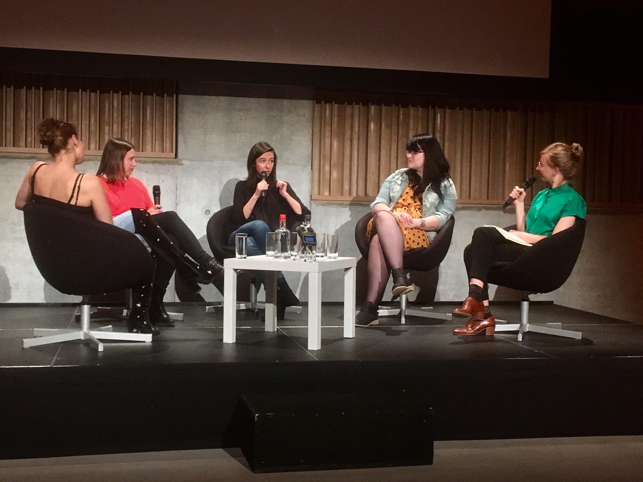 Na de première tijdens de Topstukweek vond een nabespreking plaats met Griet Teck (midden), Maud Seuntjens van Musica (aan rechterhand Griet Teck) en Tine Van Laeken (linkerhand).