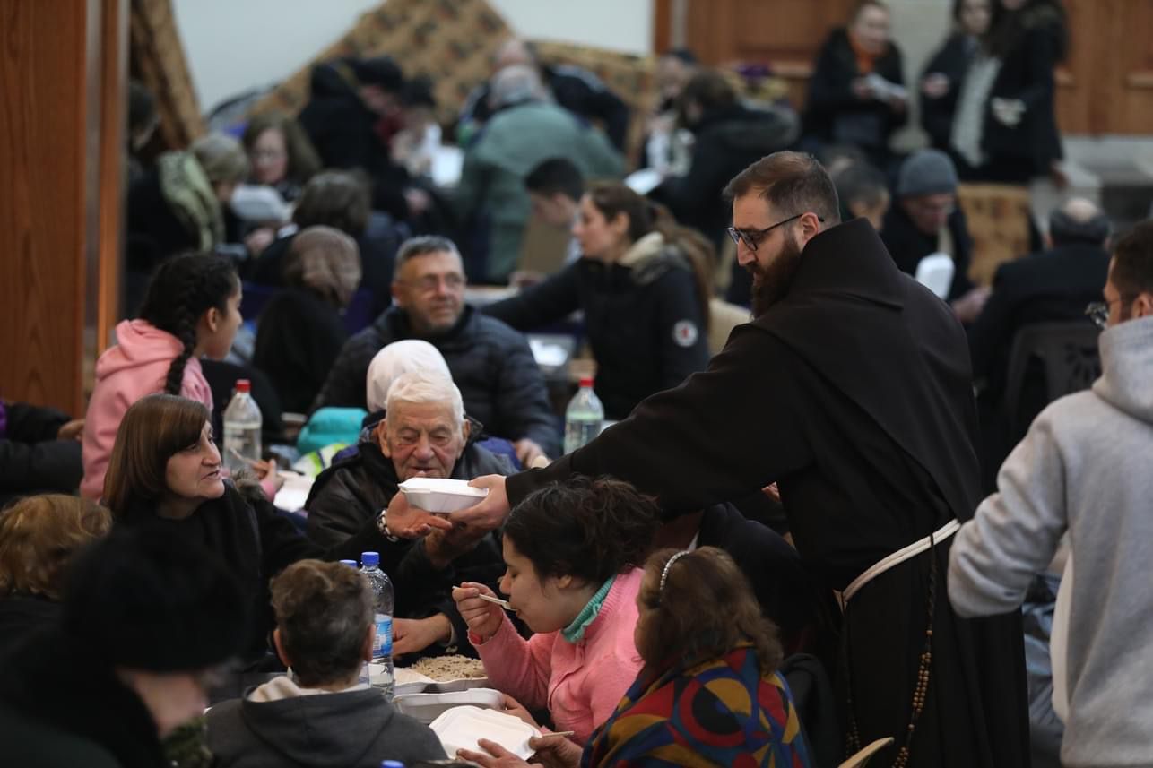 Echte minderbroeders zijn het, die franciscanen in Syrië. 'Ze delen het eten uit, zitten met ons op de grond. Ze zijn als een moeder bij wie je kan schuilen.'