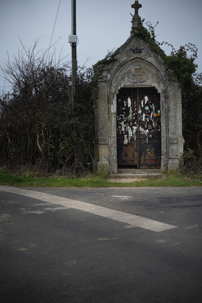 De ‘voddenkapel’ Notre Dame de Lourdes in Steenvoorde, waar de Route de Ryweldt en de Chemin Petit d’Haezebrouck elkaar kruisen.