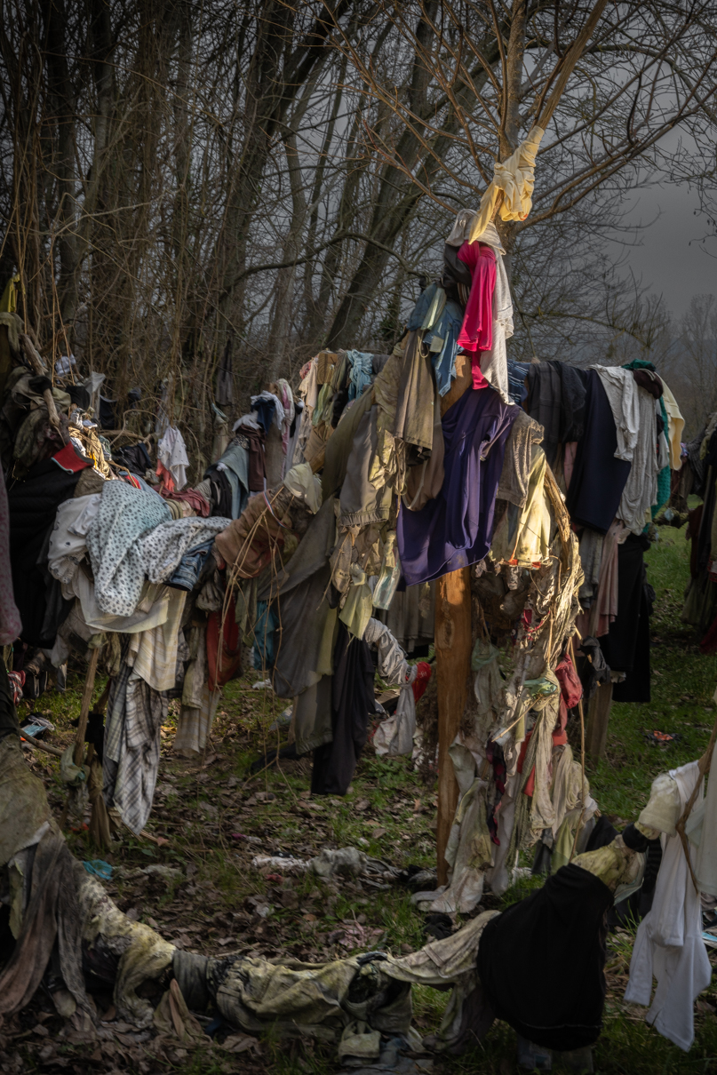 Aan de Chapelle Saint Claude in Senarpont (Somme) staat een boom die huidziekten en koorts zou bestrijden. Mensen leggen er "mumies", kledingstukken die de ziekte hebben aangeraakt.