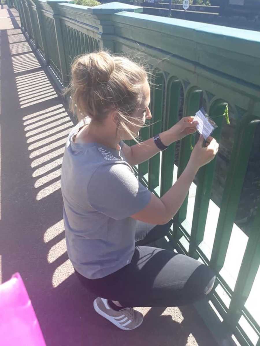 Paige Hunter bevestigt een briefje aan de Wearmouth brug in Engeland. De briefjes doorbreken de eenzaamheid van mensen die met een wanhoopsdaad in het hoofd zitten.