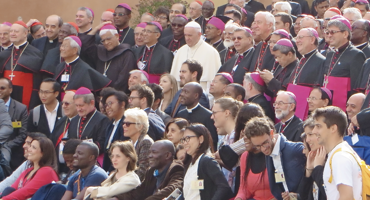 Paus Franciscus te midden van de deelnemers aan de bisschoppensynode over jongeren, geloof en roeping in oktober 2018 